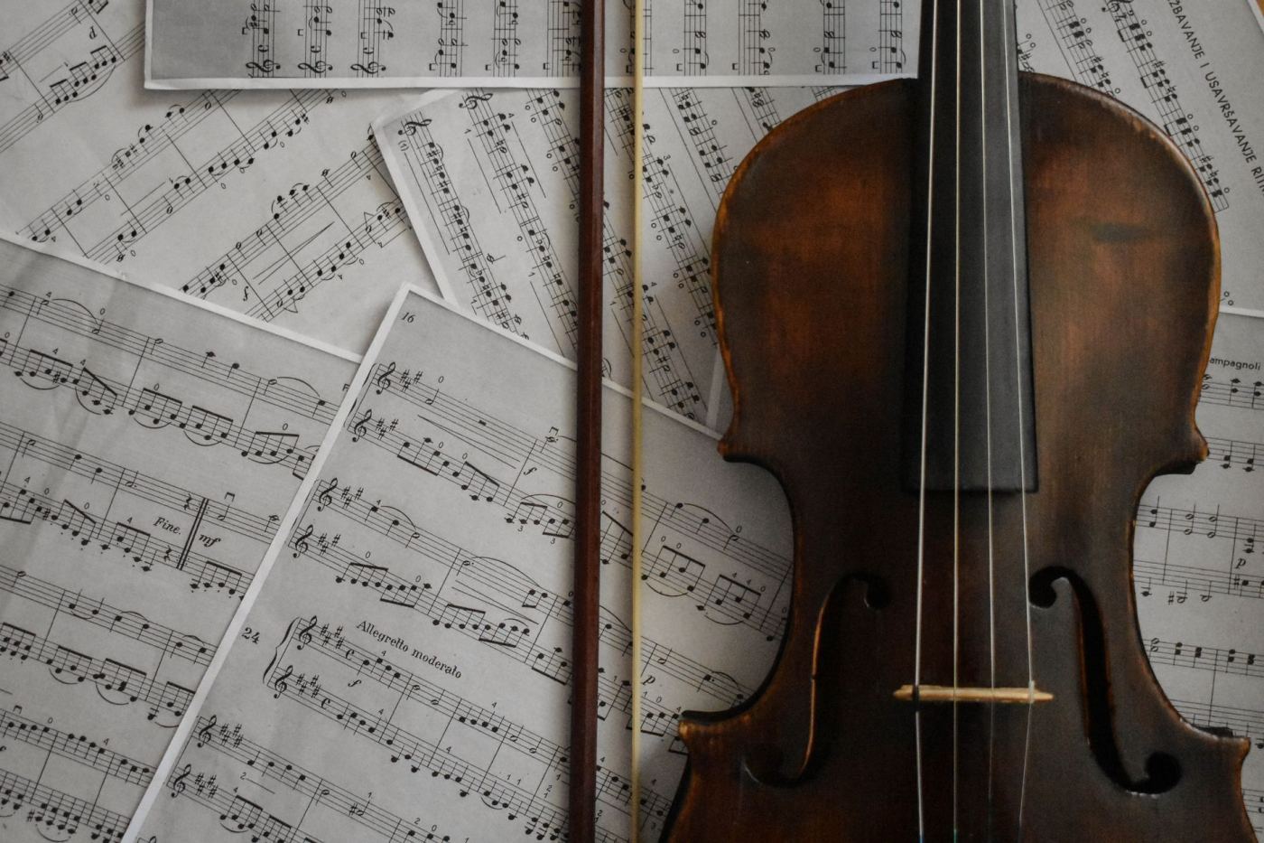 Un violon posé sur des partitions ouvertes