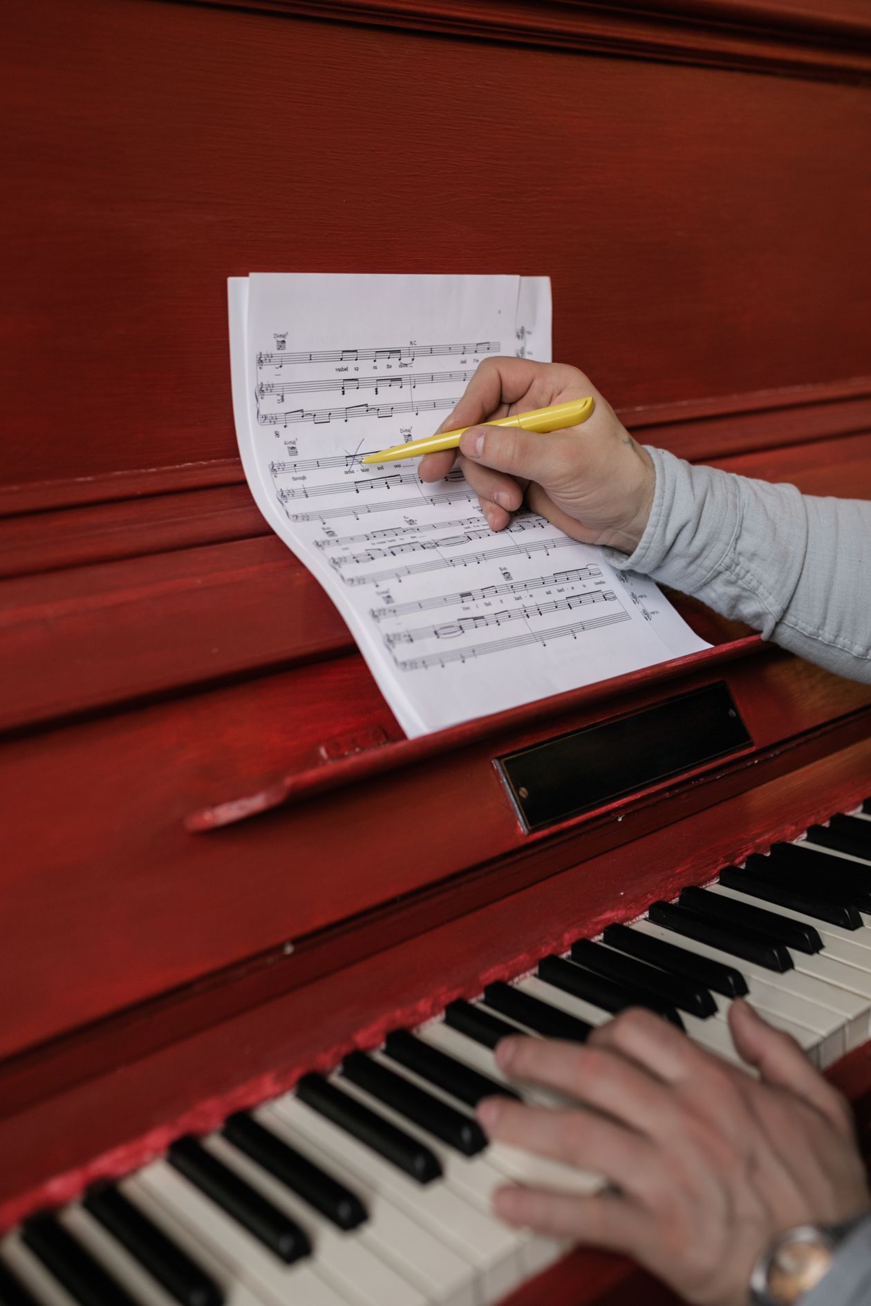 Annotation manuscrite sur une partition posée sur un piano