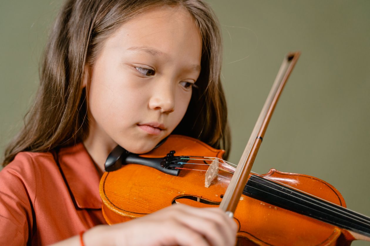 Jeune élève en pleine pratique du violon