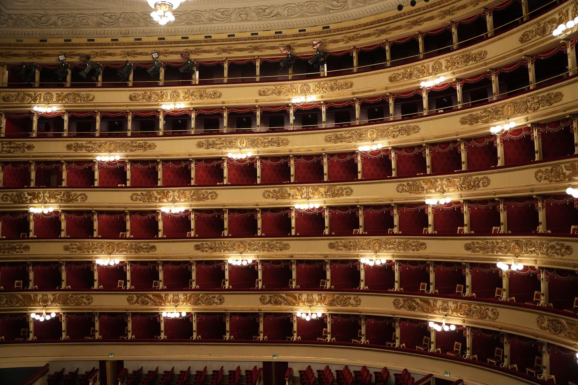 Des enfants découvrent l'opéra lors d'un spectacle adapté à leur âge, dans une ambiance à la fois ludique et culturelle.