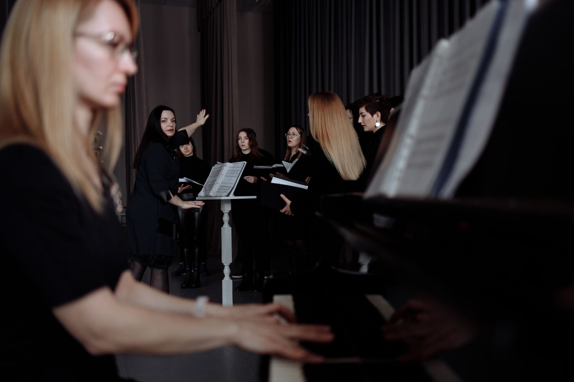 Des mains composant une partition, symbole de la créativité féminine en musique.