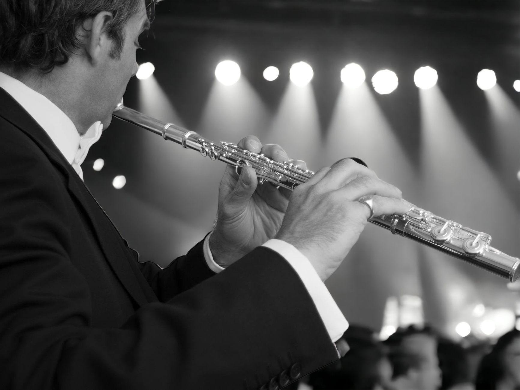Pierre Génisson, clarinettiste, en pleine interprétation lors d’un concert.