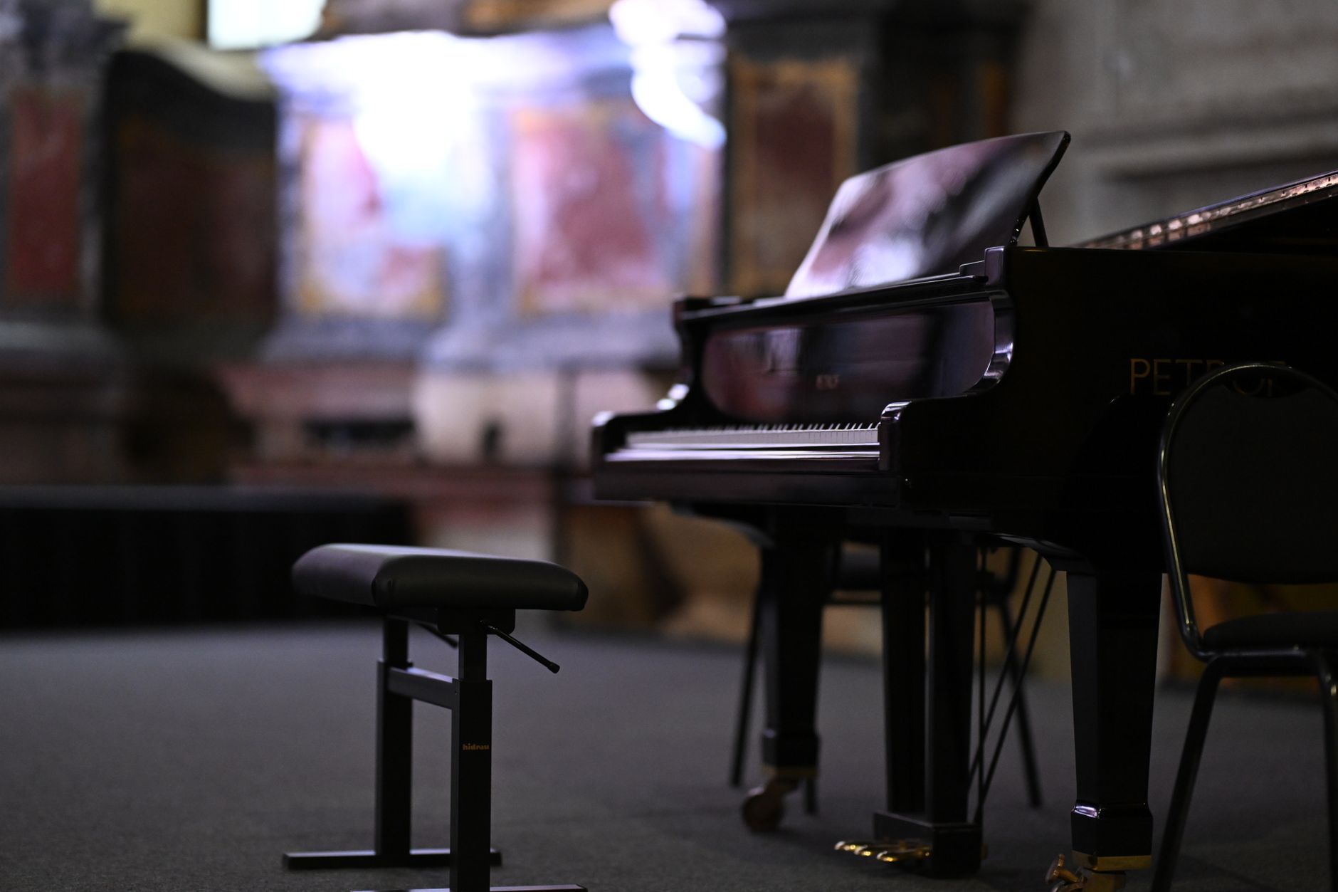Deux pianistes en concert, partageant une partition riche en dialogues sonores.