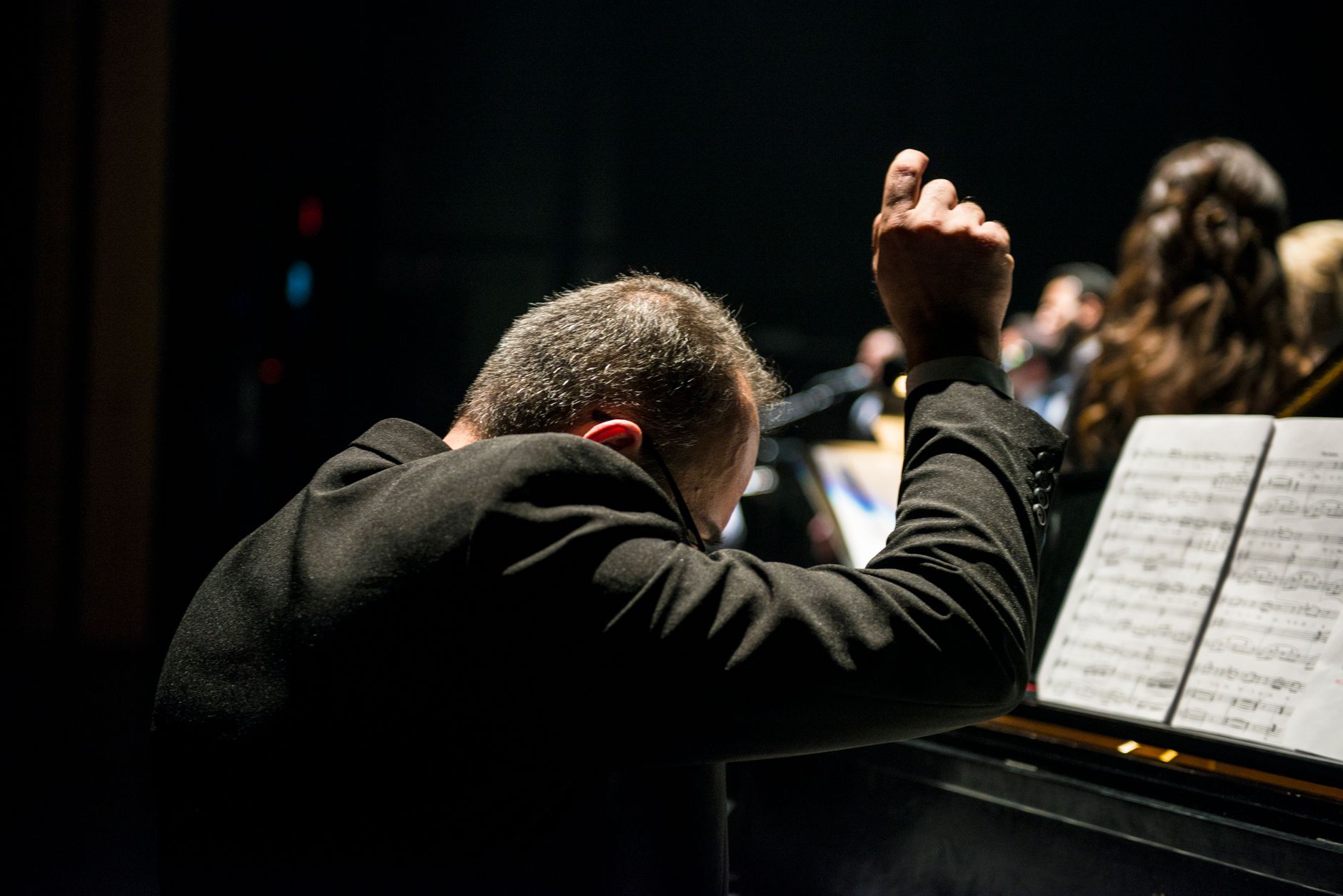 Stephen Kovacevich au piano, captant l’intensité d’une partition romantique.