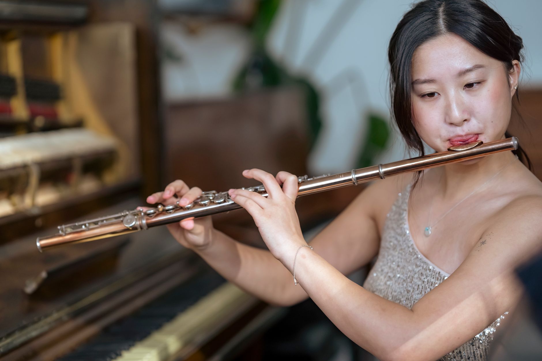 Un concert du XVIIIe siècle : flûte traversière et clavecin en dialogue sous les lumières d’un lustre ancien.